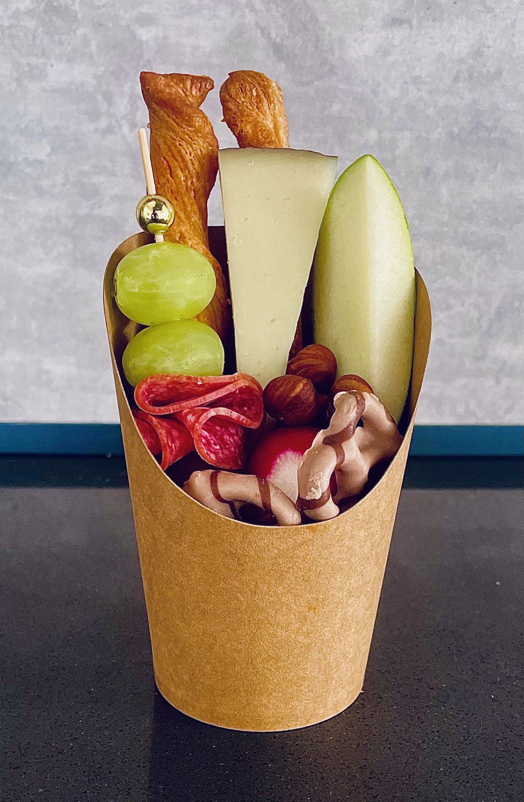 Fingerfood und Mini Charcuterie Cups von Dear Food
