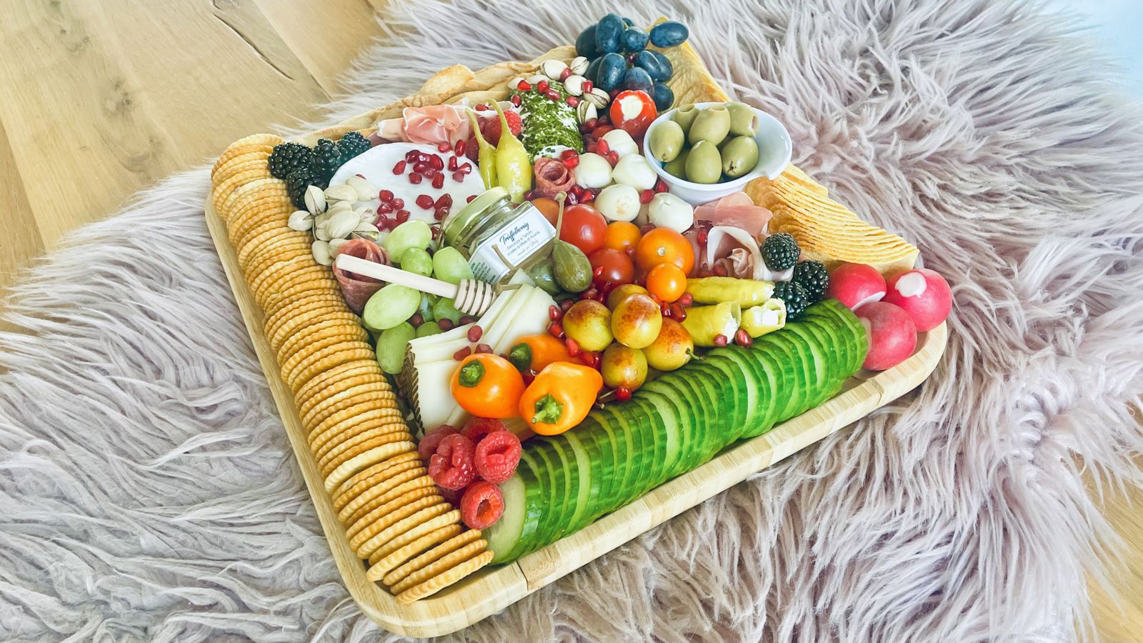 Buffet mit Käse, Wurst und Antipasti